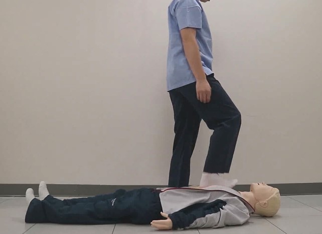 The position of foot chest compression. The embedded movie may also be viewed at: https://oss.signavitae.com/mre-signavitae/article/1876871331084943360/video/video1.avi.
